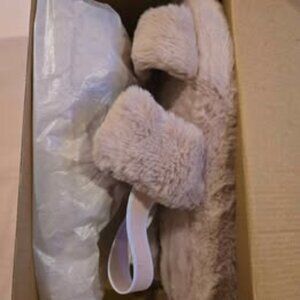 NIB Sz 9 Slippers